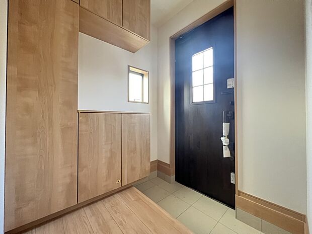 下駄箱収納、小窓付きの玄関スペース(C号棟同仕様)