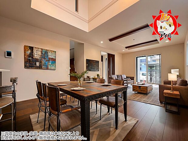 LDK20帖　吹抜、折上天井仕様、南向き2面採光仕様の明るいリビングです(2号棟)