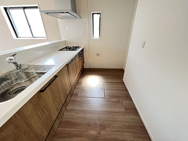 扱いやすいシステムキッチンで毎日のお料理もはかどります(2号棟同仕様)