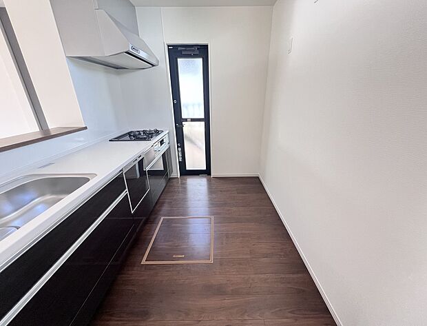 勝手口付きの便利なカウンターキッチン(1号棟同仕様)