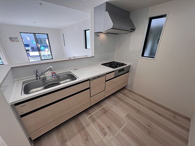 リビングを一望できる対面式システムキッチン　食洗機・浄水器付き