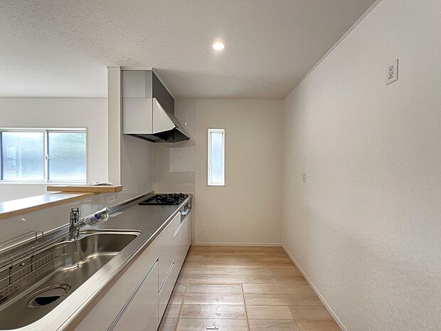 2人並んでも余裕のあるキッチンは毎日のお料理もはかどりそうです（同仕様)