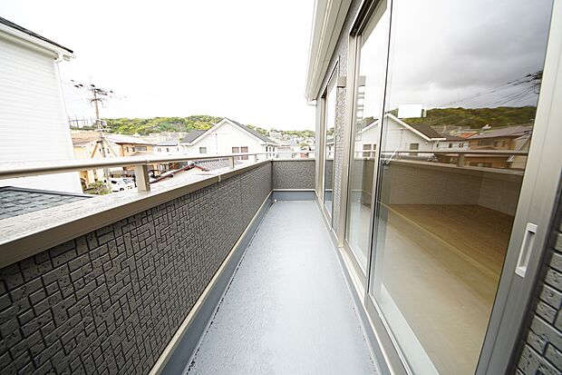 2部屋から行き来可能な続きバルコニー（同仕様)