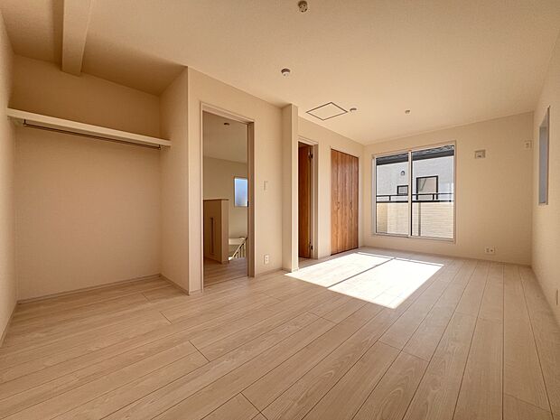 洋室9帖 4.5帖×2部屋にも間仕切り対応可能な居室です(2号棟)