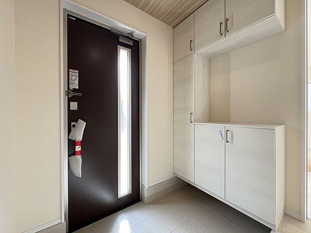 収納スペース付きの玄関(1号棟同仕様)