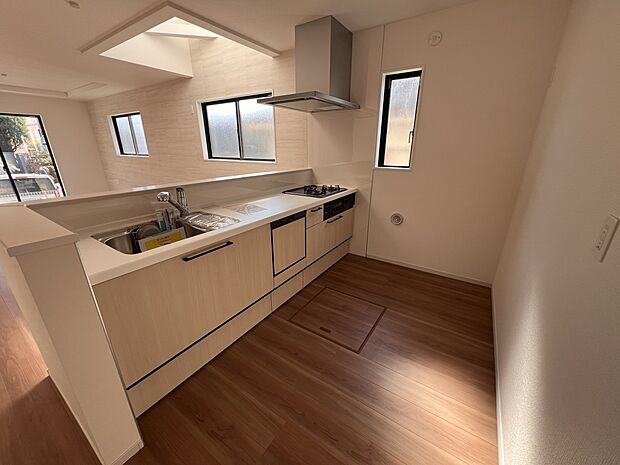 リビングを一望できる対面式システムキッチン(3号棟)