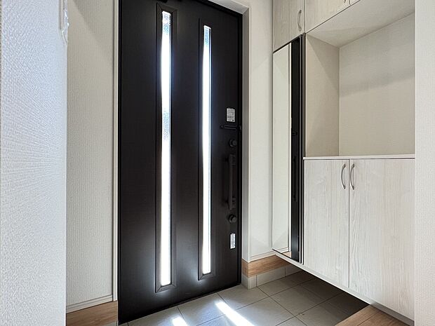 マルチエントランスが隣接した玄関スペース(2号棟同仕様)