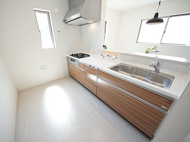 扱いやすいシステムキッチンで毎日のお料理もはかどります(同仕様)