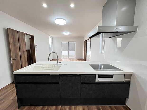 リビングを一望できる対面式システムキッチン 食洗機・浄水器付き(1号地)