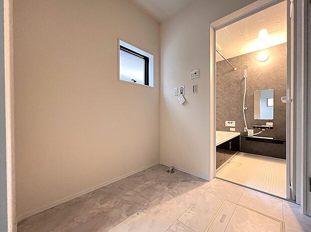 洗面室と浴室の間にはランドリールームを設けます(同仕様)