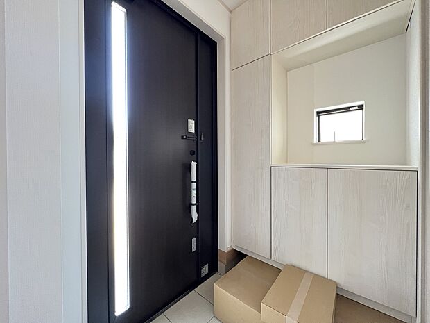 シューズボックス付きの明るい玄関(A号棟同仕様)