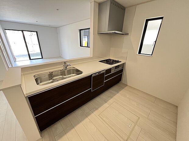 リビングを一望できる対面式システムキッチン 食洗機・浄水器付き(E号棟)