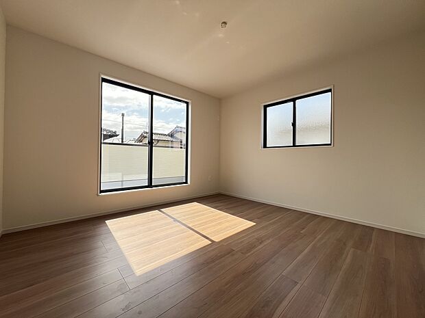 洋室11.7帖 南向きのバルコニー付きの広めのお部屋です