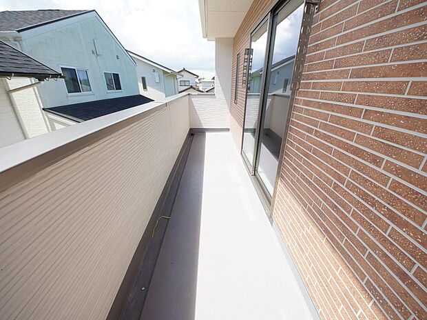 バルコニーは3階に設置 南東向きで陽当たり良好です(同仕様)