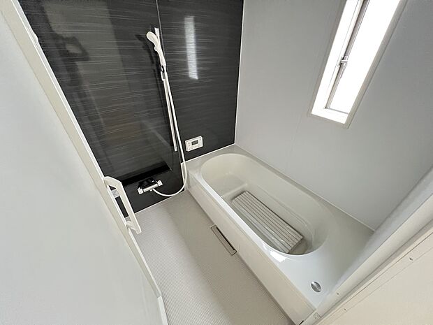 1坪タイプのバスルーム!オートバスシステム、浴室暖房乾燥機付きで、いつでも快適にお過ごしいただけます(1号棟)