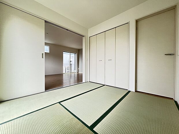 4.5帖の和室はリビングから出入り可能な居室です