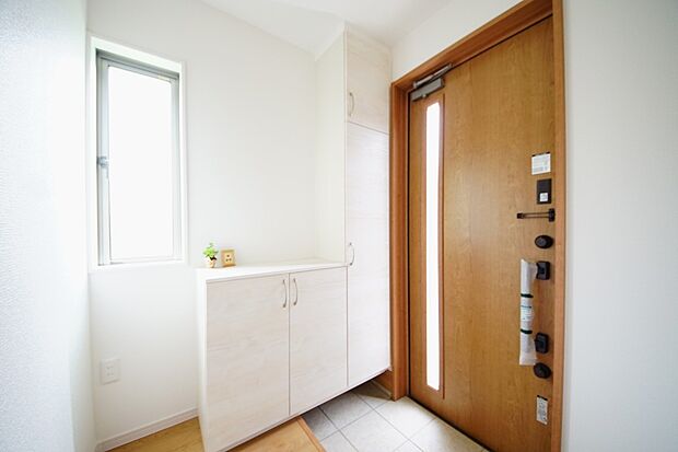 下駄箱収納、小窓付きの玄関スペース(1号棟同仕様)