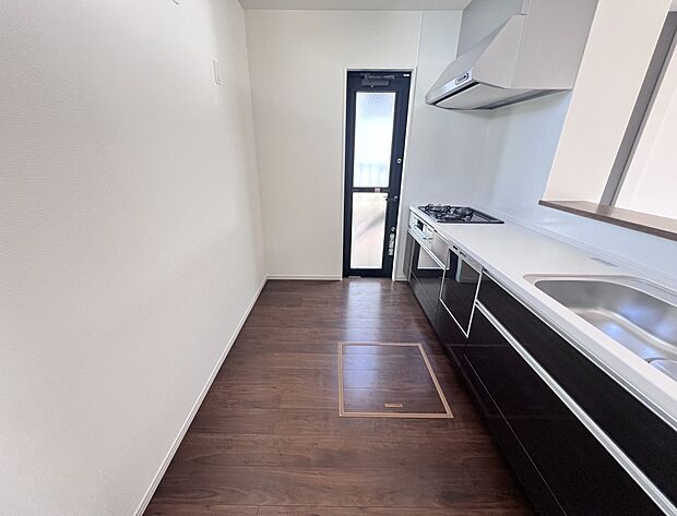 扱いやすいシステムキッチンで毎日のお料理もはかどります(同仕様)