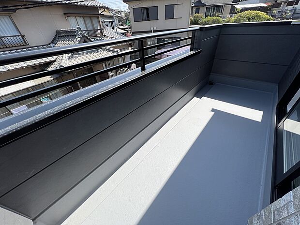 南向きのバルコニーは陽当たり良好です!(1号棟同仕様)