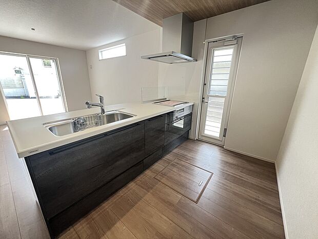 勝手口・浄水器付きの扱いやすいシステムキッチン（1号地）