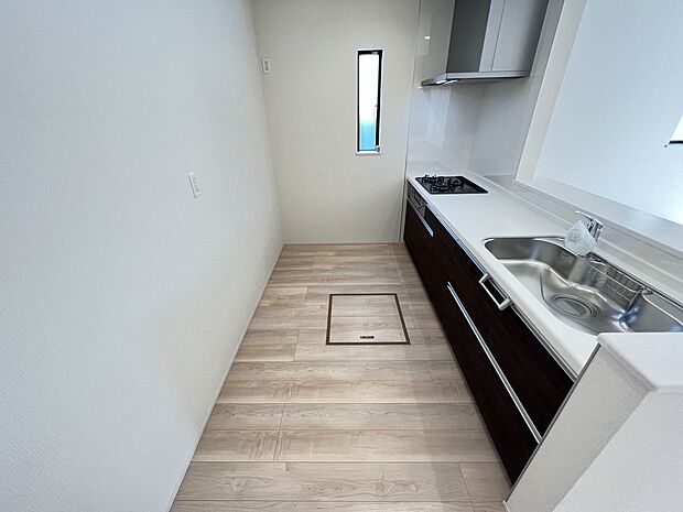 扱いやすいシステムキッチンで毎日のお料理もはかどります(2号棟同仕様)