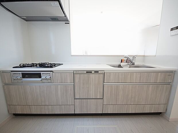 2人並んでも余裕のあるキッチンは食洗機付き 毎日のお料理もはかどりそうです(同仕様)