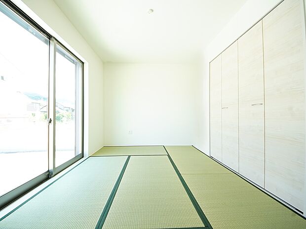 4.5帖の和室　リビングから出入り可能な居室です（同仕様)