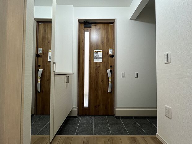 シューズボックス、シューズインクローク付の明るい玄関(1号棟同仕様)