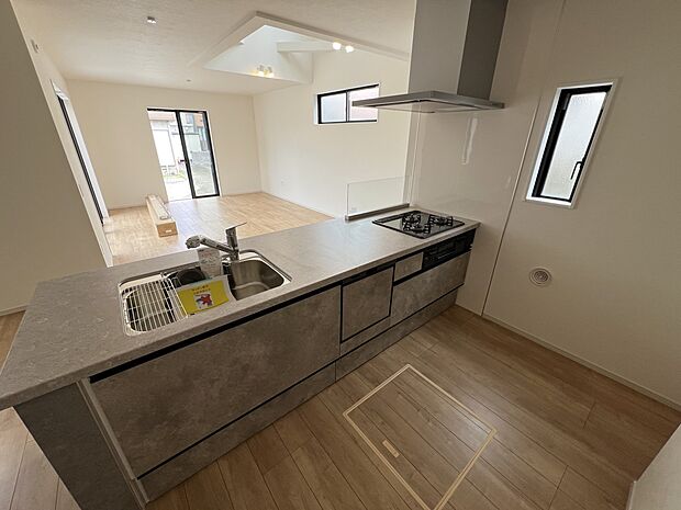 リビングを一望できる対面式システムキッチン　食洗機・浄水器付き