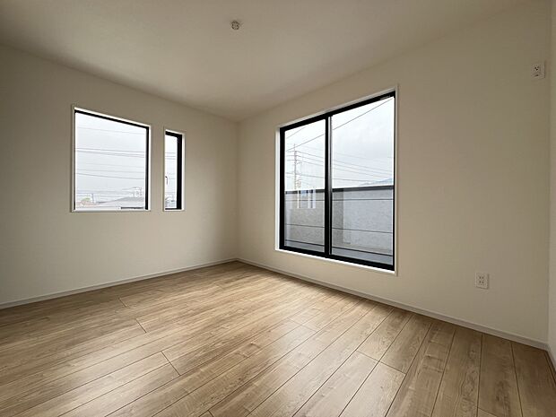 洋室7.5帖　バルコニー付きの広めのお部屋　ご夫婦の寝室にどうぞ！