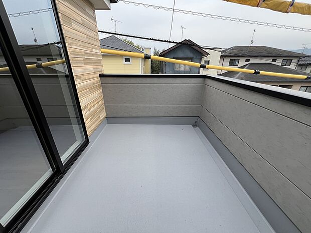 2部屋から行き来可能なバルコニー