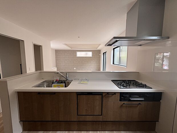 リビングを一望できる対面式システムキッチン 食洗機・浄水器付き