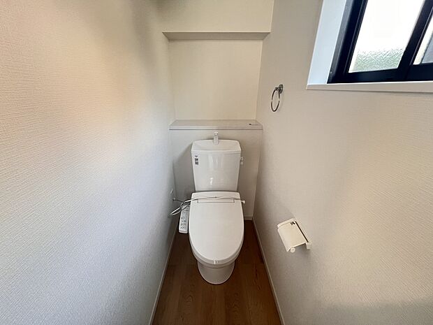 【トイレ】トイレは1、2階ともににございます。換気に便利な小窓も付いています（1号棟）