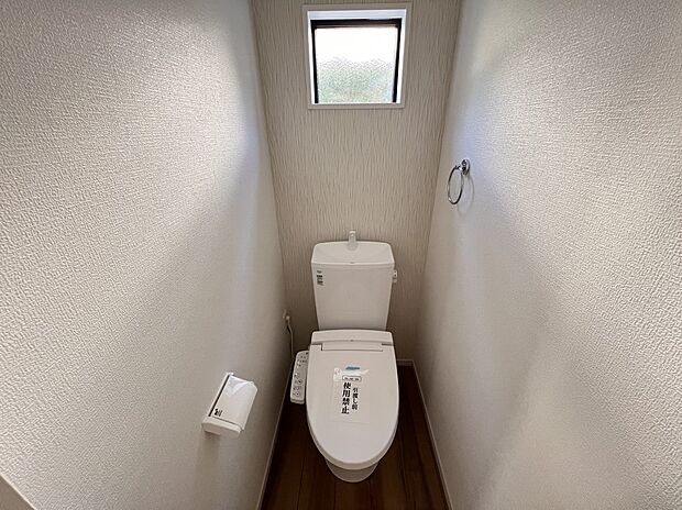 【トイレ】トイレは各階にご用意。ウォシュレット機能付き(2号棟)