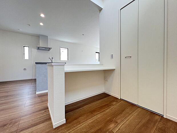 【その他内観】スタディカウンターはお子さまの学習スペースとしてもお使いいただけます(3号棟)