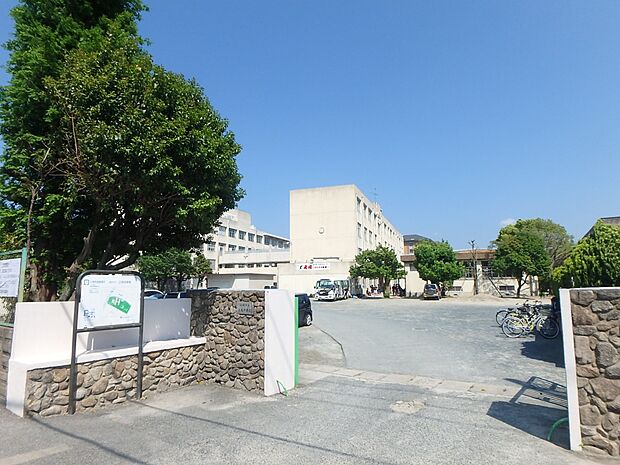 福岡市立三宅中学校（約2,290m・徒歩29分）