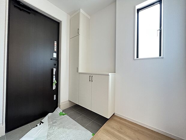 【玄関】シューズボックス、シューズインクローク付きの収納豊富な玄関