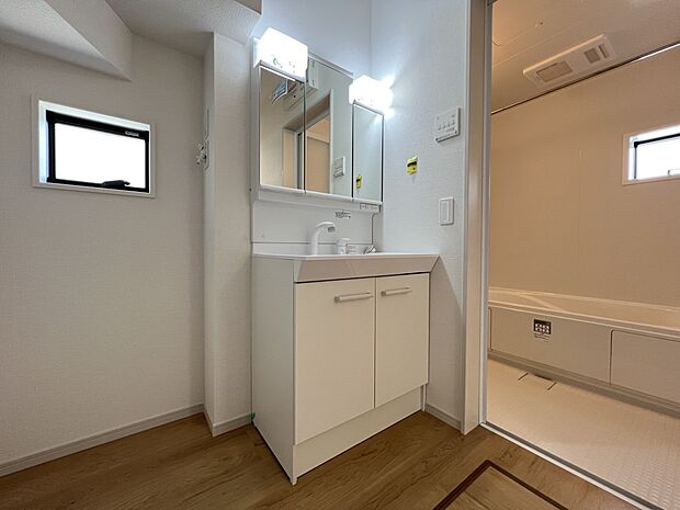 【洗面台・洗面所】三面鏡仕様の洗面化粧台　洗面所は広々とした設計です