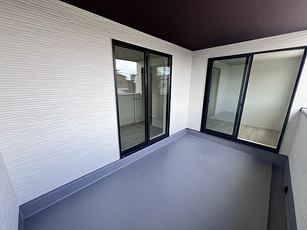 【バルコニー】2部屋から出入り可能なバルコニー　屋根付きで突然の雨でも安心です