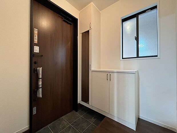 【玄関】シューズボックス、換気にも便利な窓付きの明るい玄関スペース