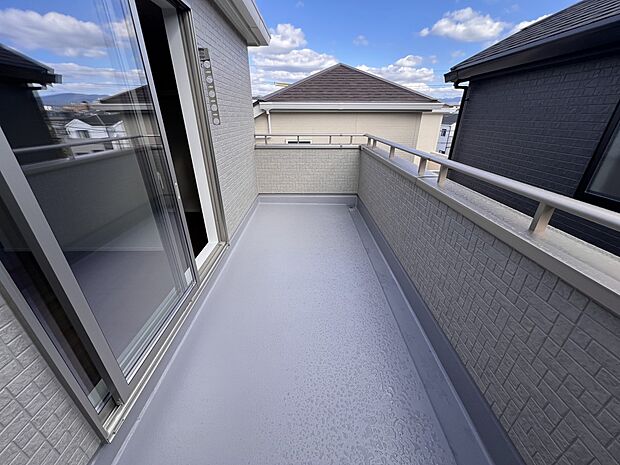 【バルコニー】洋室7帖からアクセス可能なバルコニー(2号棟)