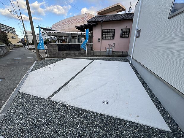 【駐車場】お車は2台並列で駐車可能です(1号棟)