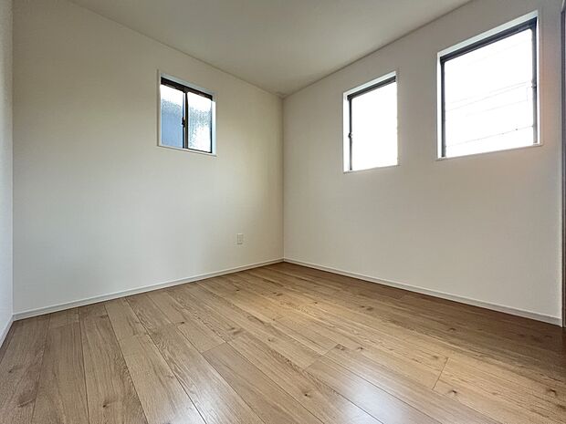 【洋室】洋室5帖　小窓が並ぶお洒落なお部屋です(1号棟)