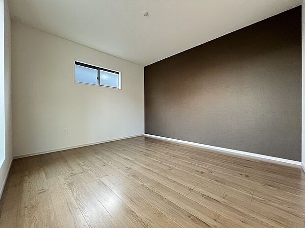 【洋室】洋室7.7帖　WIC、バルコニー付きのアクセントクロスがお洒落なお部屋です(1号棟)