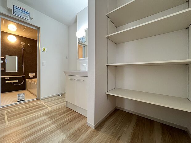 【洗面台・洗面所】可動棚4段仕様のリネンスペース付洗面スペース