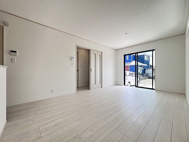 【リビング】LDK15帖 南東向きの明るいリビング空間 是非現地でご体感ください(1号棟)