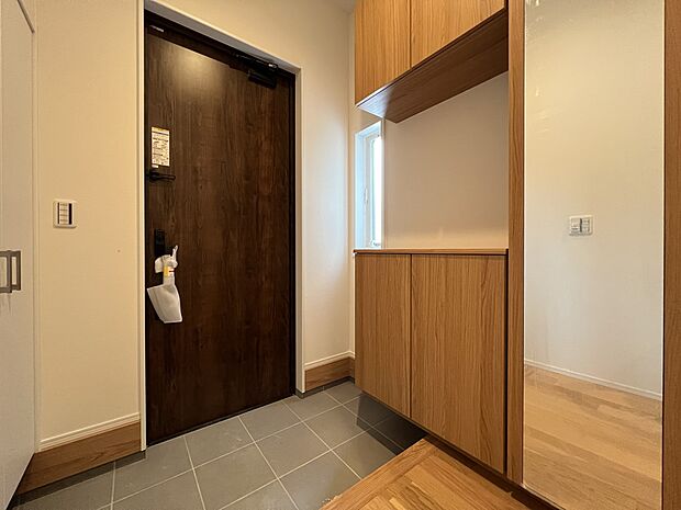 【玄関】玄関には姿見付きのシューズボックス、シューズインクロークを設置