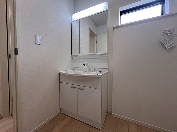 【洗面台・洗面所】三面鏡タイプの洗面化粧台 鏡裏はキャビネットになっており収納力も豊富です