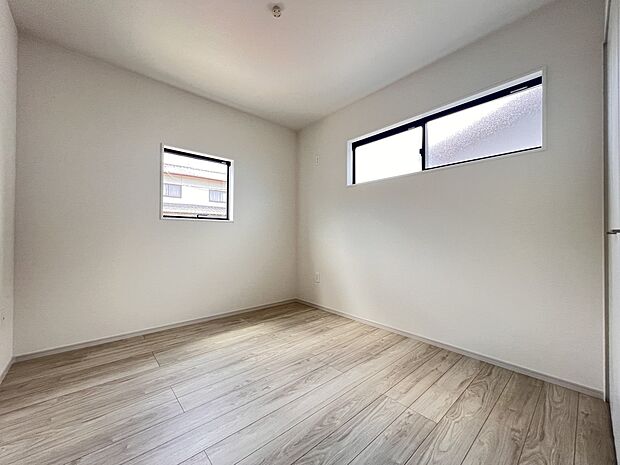 【洋室】洋室5.2帖　2階洋室は全室2面採光でどのお部屋も明るい印象です