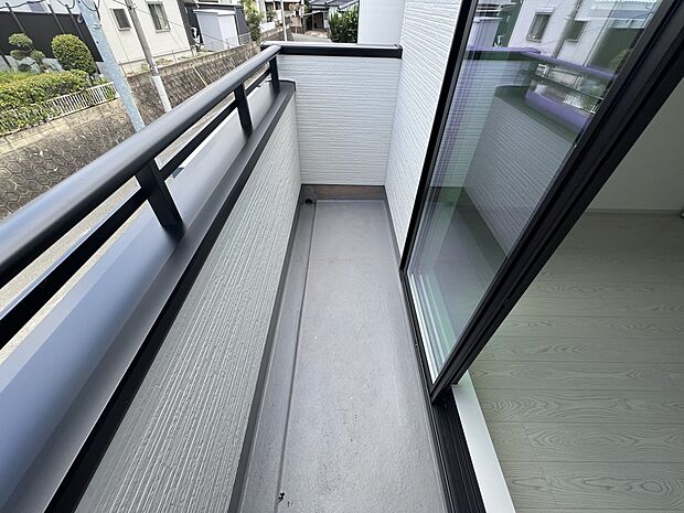 【バルコニー】バルコニーは2ヶ所に設置 こちらは5.7帖の洋室から出入り可能です(1号棟)